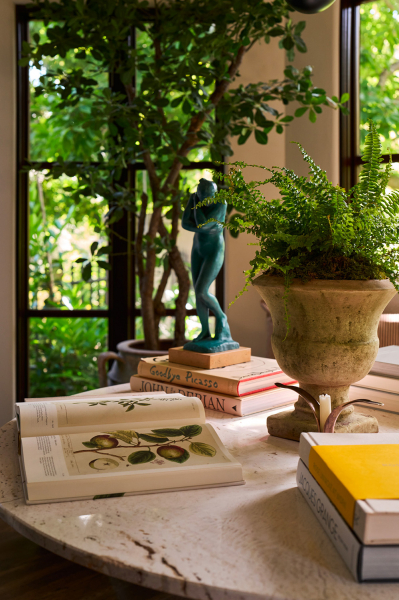 Современный взгляд на виллу в стиле испанского возрождения в калифорнии Современный взгляд на виллу в стиле испанского возрождения в калифорнии