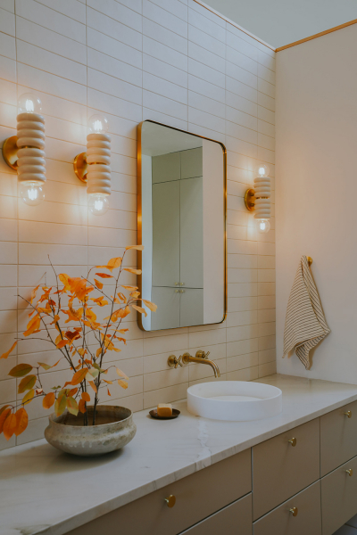 Суровый снаружи, светлый и мягкий внутри: современный коттедж в монтане Суровый снаружи, светлый и мягкий внутри: современный коттедж в монтане