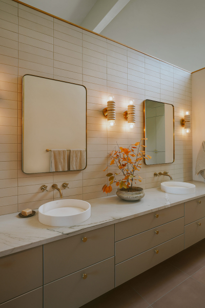 Суровый снаружи, светлый и мягкий внутри: современный коттедж в монтане Суровый снаружи, светлый и мягкий внутри: современный коттедж в монтане