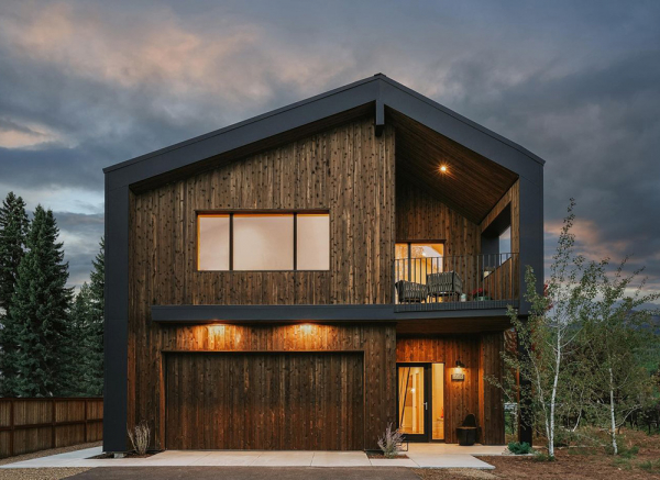 Суровый снаружи, светлый и мягкий внутри: современный коттедж в монтане Суровый снаружи, светлый и мягкий внутри: современный коттедж в монтане