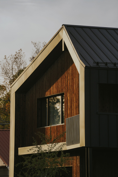 Суровый снаружи, светлый и мягкий внутри: современный коттедж в монтане Суровый снаружи, светлый и мягкий внутри: современный коттедж в монтане