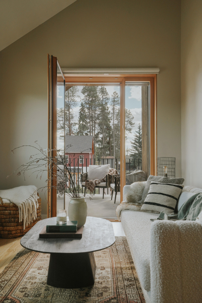 Суровый снаружи, светлый и мягкий внутри: современный коттедж в монтане Суровый снаружи, светлый и мягкий внутри: современный коттедж в монтане