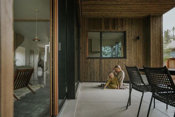 Суровый снаружи, светлый и мягкий внутри: современный коттедж в монтане Суровый снаружи, светлый и мягкий внутри: современный коттедж в монтане