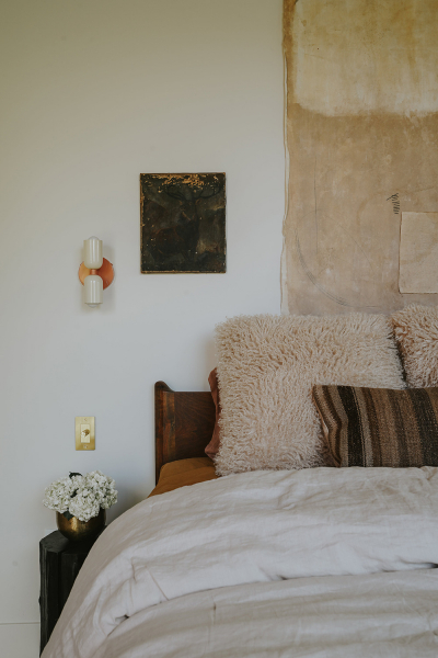 Суровый снаружи, светлый и мягкий внутри: современный коттедж в монтане Суровый снаружи, светлый и мягкий внутри: современный коттедж в монтане