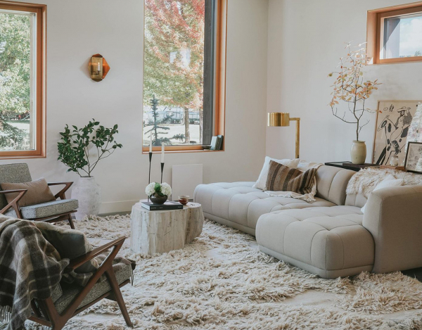 Суровый снаружи, светлый и мягкий внутри: современный коттедж в монтане Суровый снаружи, светлый и мягкий внутри: современный коттедж в монтане