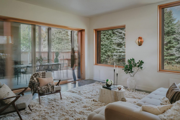 Суровый снаружи, светлый и мягкий внутри: современный коттедж в монтане Суровый снаружи, светлый и мягкий внутри: современный коттедж в монтане