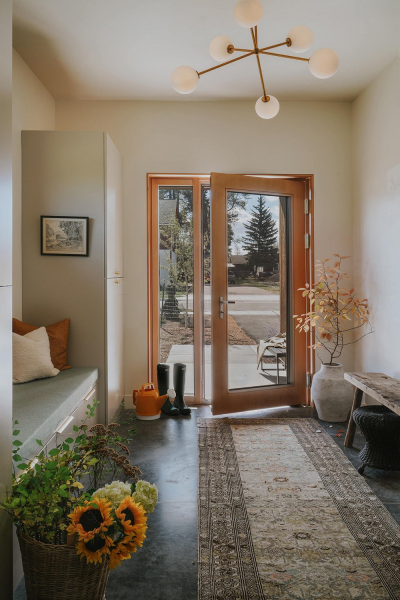 Суровый снаружи, светлый и мягкий внутри: современный коттедж в монтане Суровый снаружи, светлый и мягкий внутри: современный коттедж в монтане