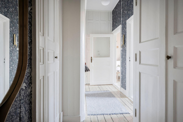 Светлый скандинавский интерьер с тёмно-синими акцентами Светлый скандинавский интерьер с тёмно-синими акцентами