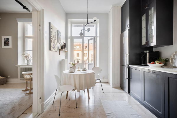 Светлый скандинавский интерьер с тёмно-синими акцентами Светлый скандинавский интерьер с тёмно-синими акцентами