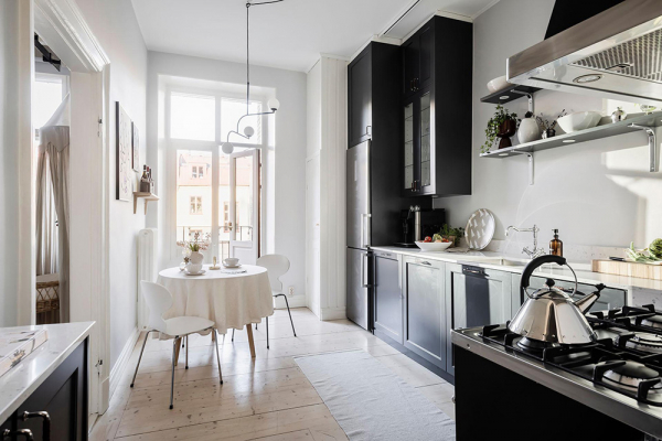 Светлый скандинавский интерьер с тёмно-синими акцентами Светлый скандинавский интерьер с тёмно-синими акцентами