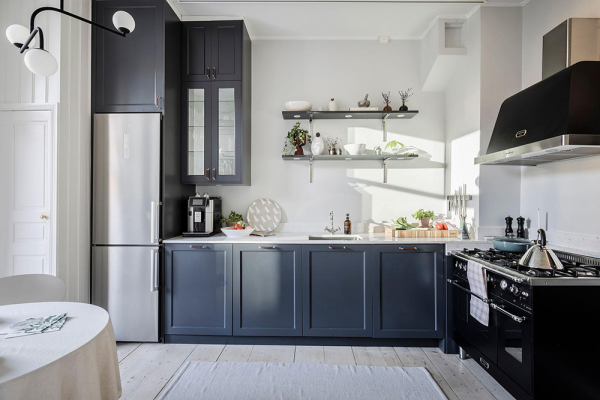 Светлый скандинавский интерьер с тёмно-синими акцентами Светлый скандинавский интерьер с тёмно-синими акцентами