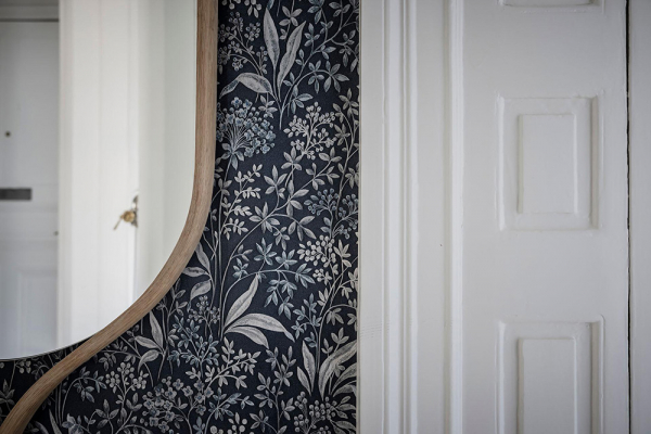 Светлый скандинавский интерьер с тёмно-синими акцентами Светлый скандинавский интерьер с тёмно-синими акцентами