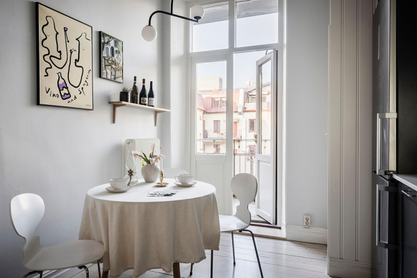 Светлый скандинавский интерьер с тёмно-синими акцентами Светлый скандинавский интерьер с тёмно-синими акцентами