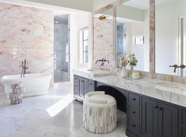 Удивительные узоры и смелые краски наполнили жизнью этот семейный дом в майами Удивительные узоры и смелые краски наполнили жизнью этот семейный дом в майами