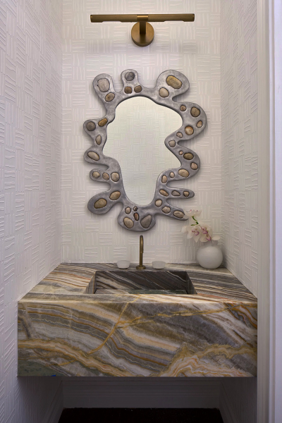 Удивительные узоры и смелые краски наполнили жизнью этот семейный дом в майами Удивительные узоры и смелые краски наполнили жизнью этот семейный дом в майами