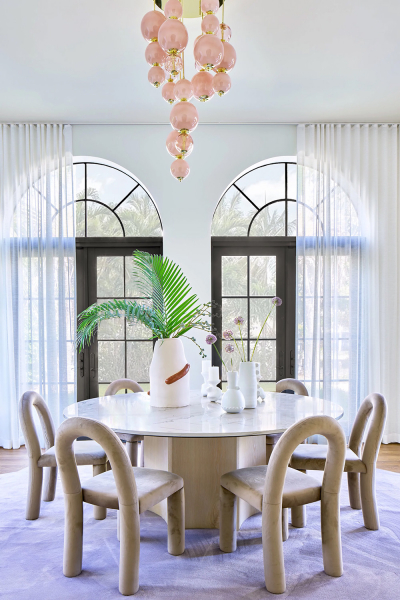 Удивительные узоры и смелые краски наполнили жизнью этот семейный дом в майами Удивительные узоры и смелые краски наполнили жизнью этот семейный дом в майами