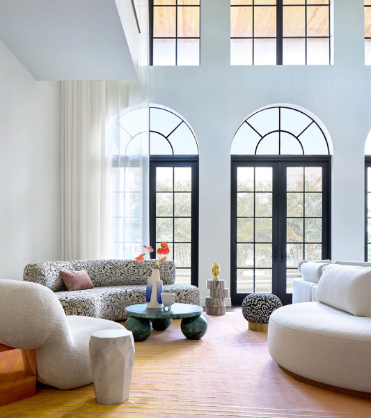 Удивительные узоры и смелые краски наполнили жизнью этот семейный дом в майами Удивительные узоры и смелые краски наполнили жизнью этот семейный дом в майами