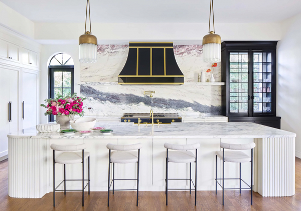 Удивительные узоры и смелые краски наполнили жизнью этот семейный дом в майами Удивительные узоры и смелые краски наполнили жизнью этот семейный дом в майами