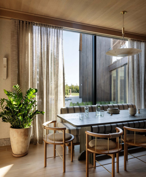 Впечатляющая, но также уютная и располагающая современная резиденция на лонг-айленде Впечатляющая, но также уютная и располагающая современная резиденция на лонг-айленде