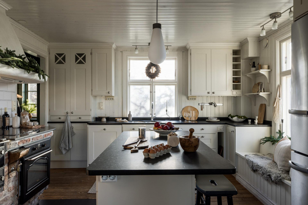 Зеленые интерьеры и нотки зимнего декора: шведская дача 1910 года Зеленые интерьеры и нотки зимнего декора: шведская дача 1910 года